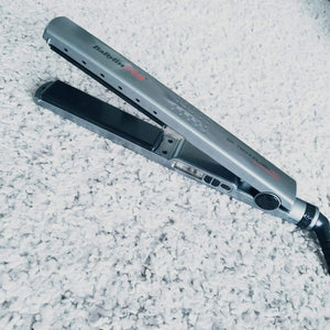 Lisseur Babyliss Pro professional hair straightener with titanium plates and high-temperature technology