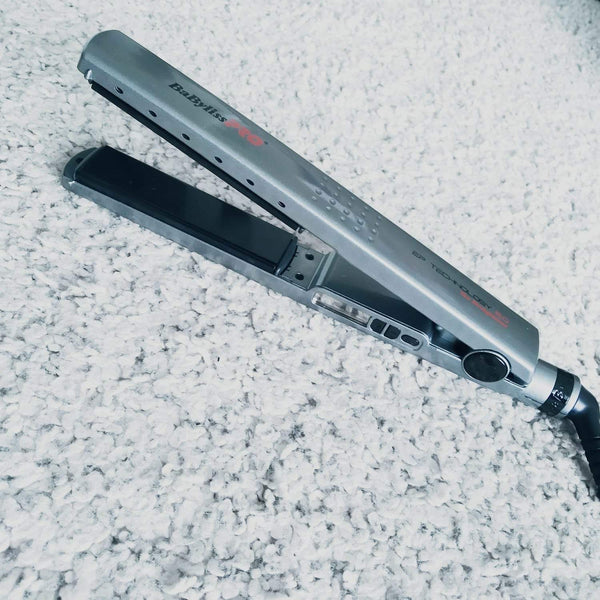 Lisseur Babyliss Pro professional hair straightener with titanium plates and high-temperature technology